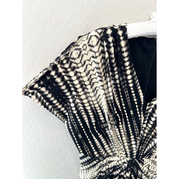 CHICO’S | Abstract Black Cream Ruched Sheath Dress Short Sleeve | Size 1 Medium - Picture 3 of 7